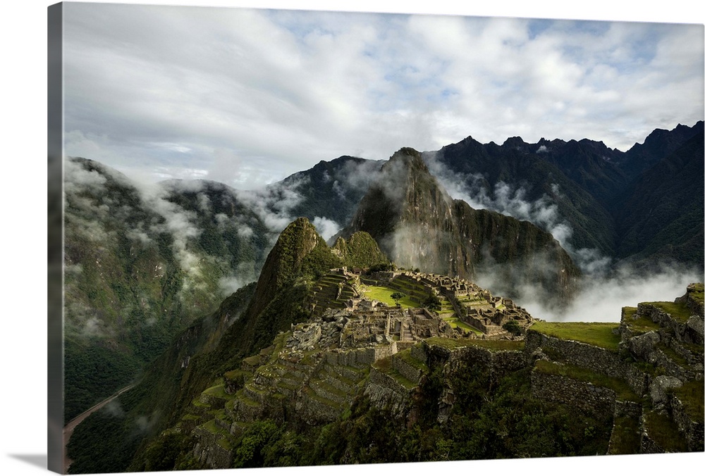 Peru, Cuzco, Machu Picchu, Ancient city with Wayna Picchu in the background.