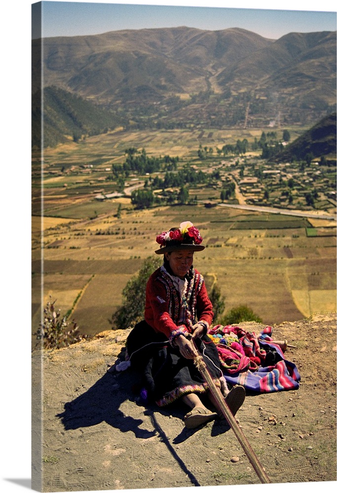 Peru, Cuzco, Cuzco, Woman in traditional clothing