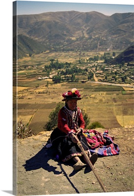 Peru, Cuzco, Woman in traditional clothing