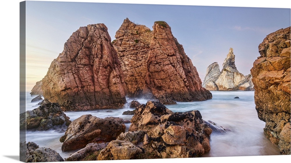 Portugal, Distrito de Lisboa, Sintra, Cabo da Roca, Atlantic ocean, Estremadura, Rocks on Praia da Ursa beach.