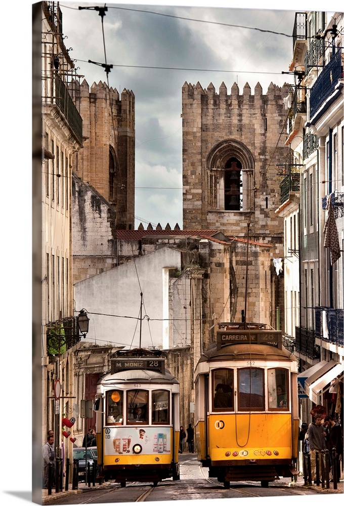 Portugal, Distrito de Lisboa, Lisbon, Alfama, Se Cathedral, Trams.