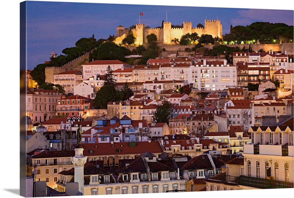 Portugal, Distrito de Lisboa, Lisbon, View of Alfama and Castelo de Sao Jorge