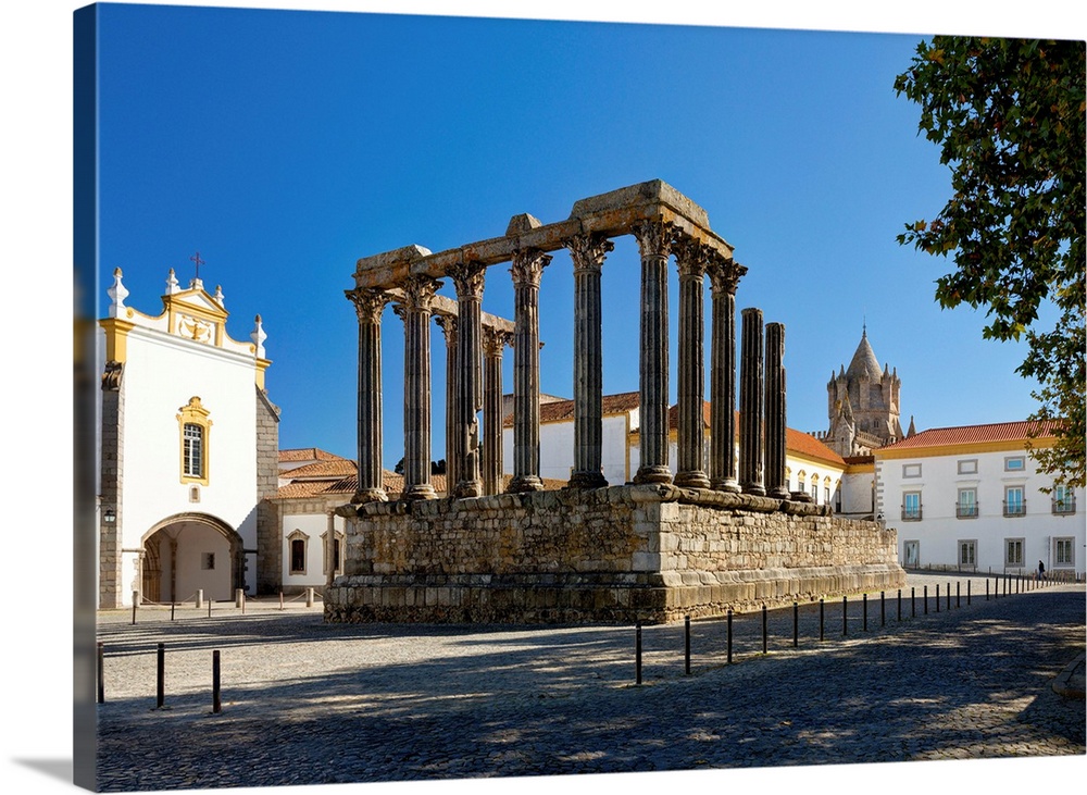 Portugal, Evora, Alentejo, evora, Roman Diana temple and Pousada dos Loios.