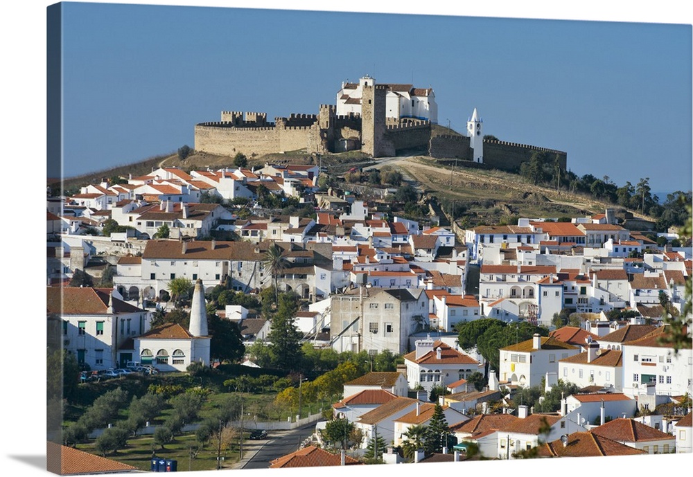 Portugal, Evora, Arraiolos, Alentejo, Arraiolos town and medieval Castle
