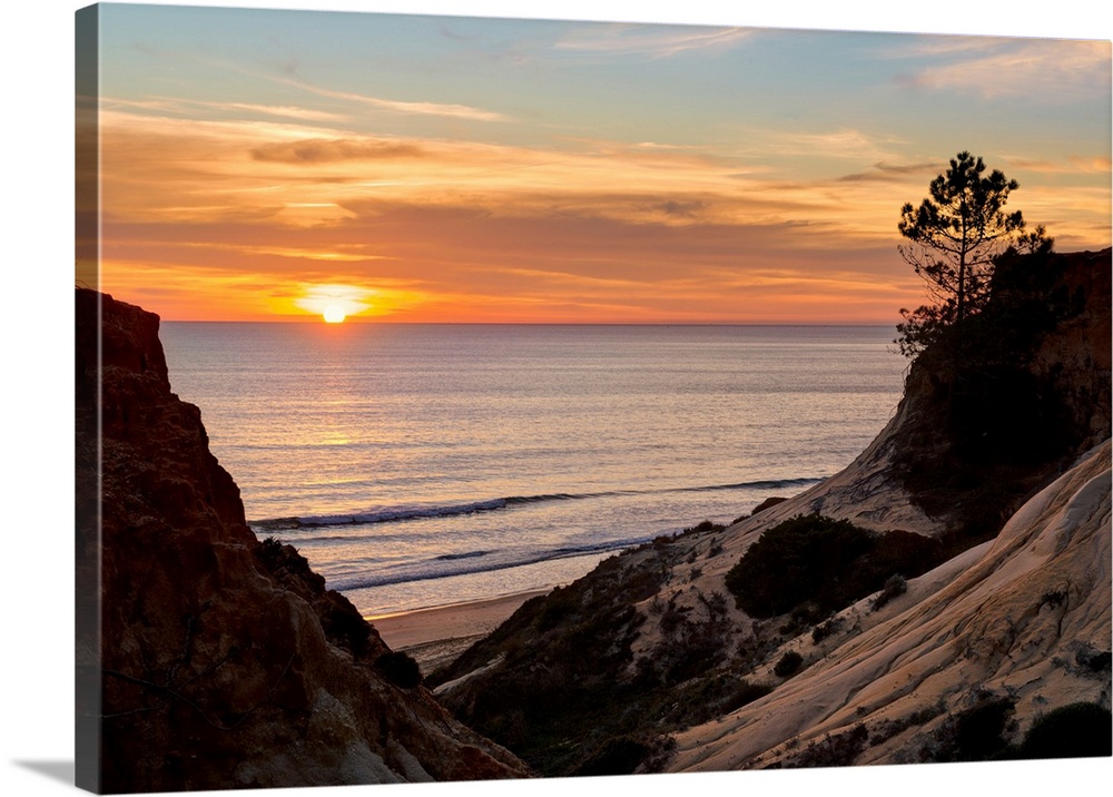 Portugal, Faro, Albufeira, Algarve, Praia da Falesia beach at sunset.