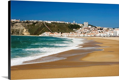 Portugal, Leiria, Nazare, Costa da Prata, Town and beach