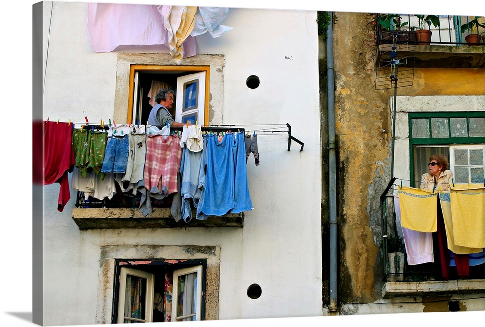 Una scena nel quartiere popolare dell'Alfama, uno dei pi. antichi e caratteristici di Lisbona.