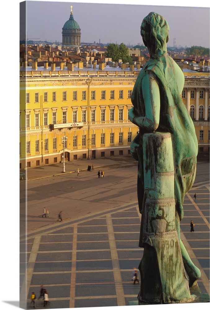 San Pietroburgo-Ermitage. Statue on the roof of the Winter Palace.