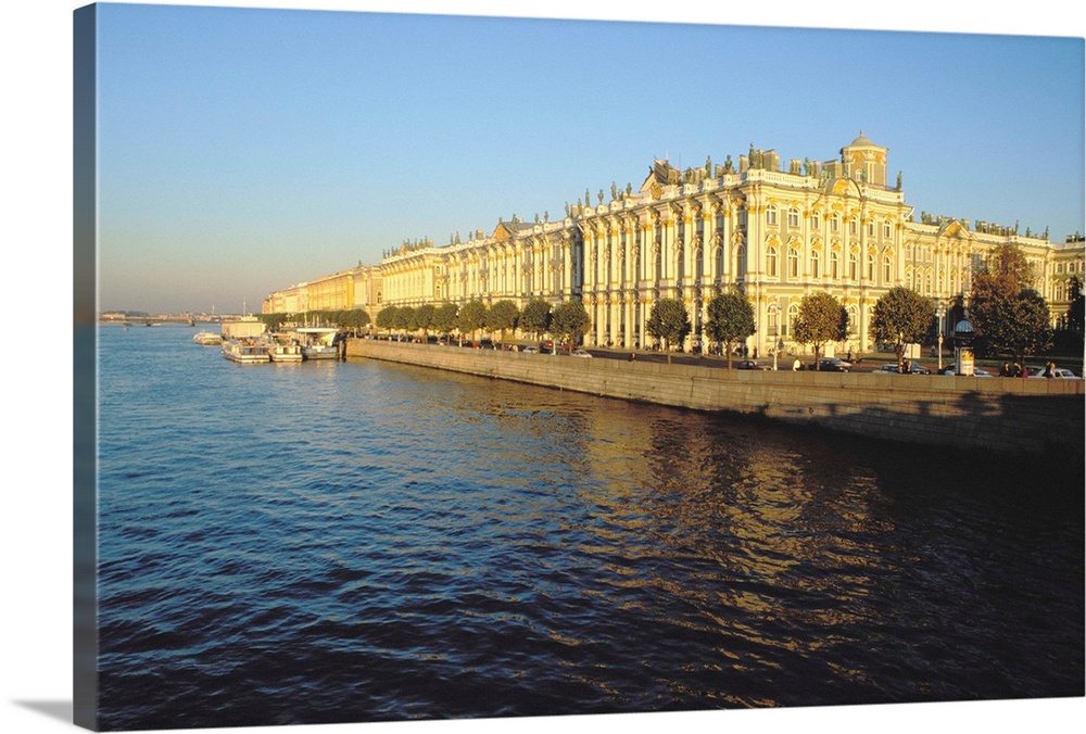 San Pietroburgo-Ermitage. L'edificio del Palazzo d'Inverno visto dal ponte sulla Neva.