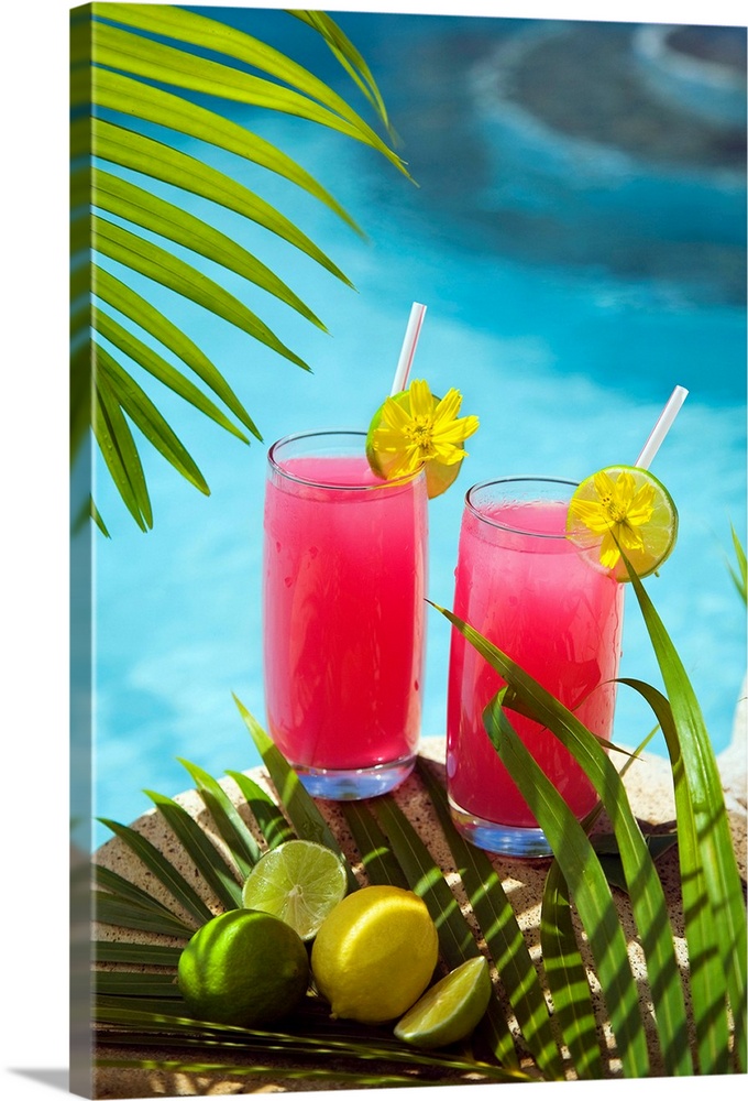Saint Lucia, Gros Islet, Cap Estate, Cocktails at poolside.