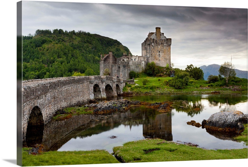 Scotland, Highland, Eilean Donan Castle, Dornie village, Loch Duich bay