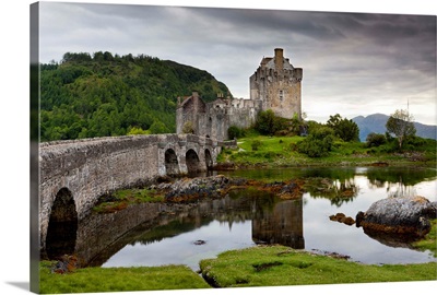 Scotland, Highland, Eilean Donan Castle, Dornie village, Loch Duich bay