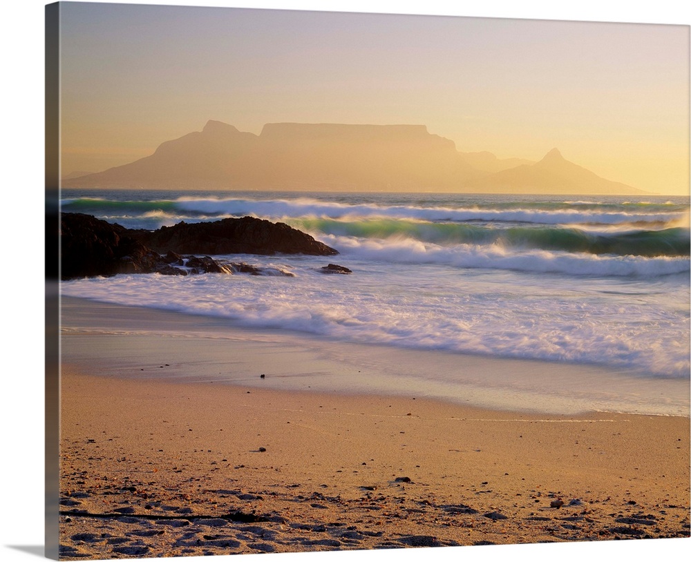 South Africa, Cape Town, Beach and Table Mountain