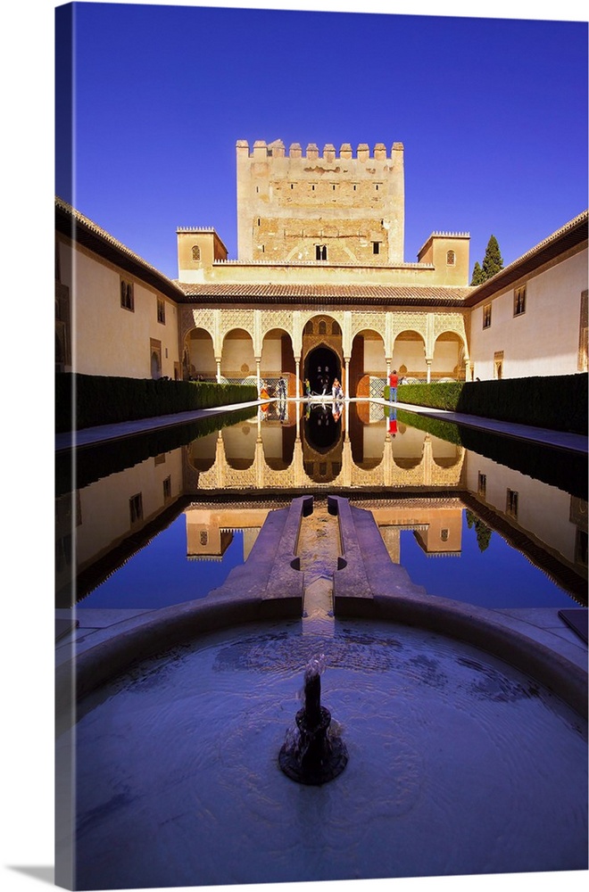 Spain, Andalusia, Granada, Alhambra, Palacio Nazaries, The Patio de los Arrayanes (patio dei mirti) and Torre de Comares