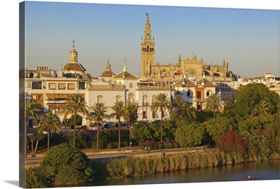 Spain, Andalusia, Seville, Guadalquivir river with the Cathedral in background