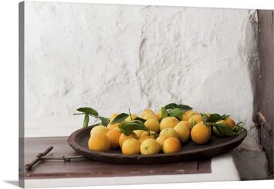 Spain, Balearic Islands, Mallorca, Pollenca, Freshly picked oranges in dish