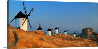 Spain, Castilla-La Mancha, Consuegra, windmills and the castle near the village