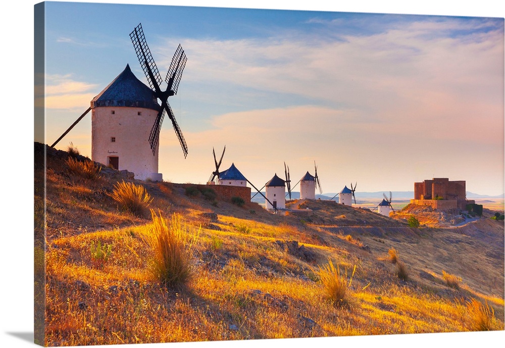 Spain, Castilla-La Mancha, Consuegra, Windmills and the castle near the village, sunrise.