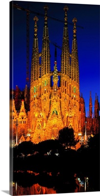 Spain, Catalonia, Barcelona, Sagrada Familia, night view