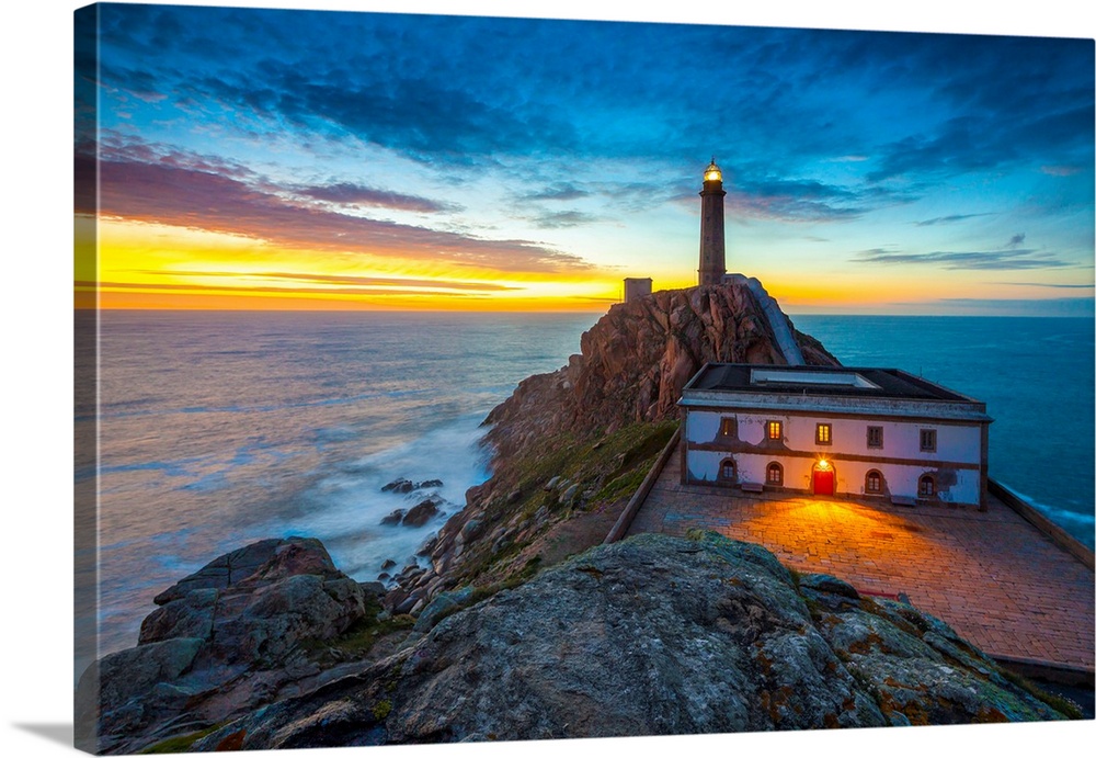 Spain, Galicia, Atlantic ocean, A Coruna district, Camarinas, Cabo Vilan lighthouse, costa da morte, tramonto.