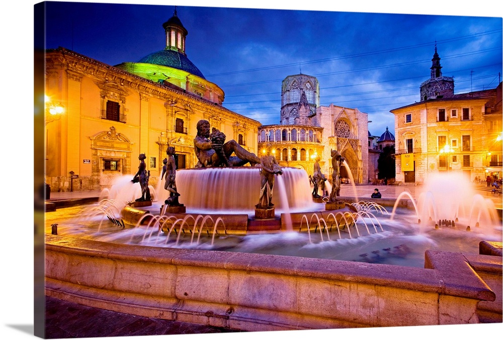 Spain, Comunidad Valenciana, Valencia, Plaza de la Virgen, Turia fountain and the Cathedral