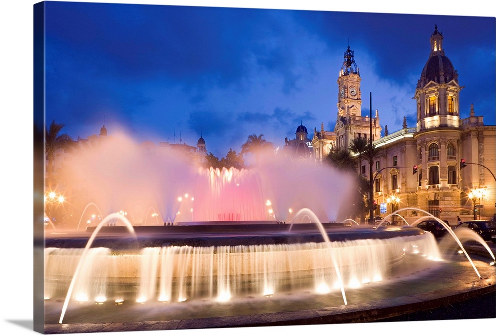 Spain, Comunidad Valenciana, Valencia, Plaza del Ayuntamiento, fountain and town hall