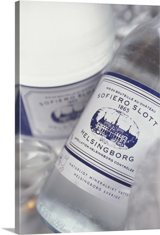 Svezia-Helsingborg-Castello di Sofiero. Acqua minerale con etichetta che riproduce il castello.