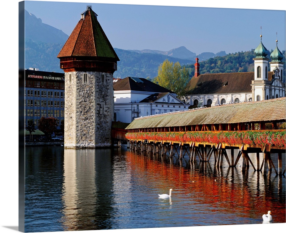 Switzerland, Luzern, Luzern, Lucerne, Kapellbr.cke (Chapel Bridge), the covered wooden bridge and octagonal water tower ov...