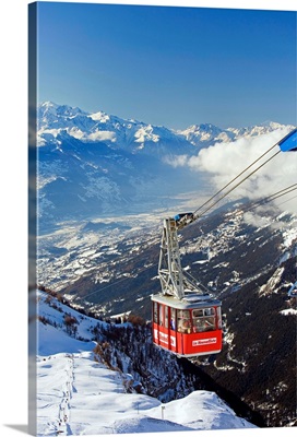 Switzerland, Valais, Crans Montana, cable car to Bella Lui