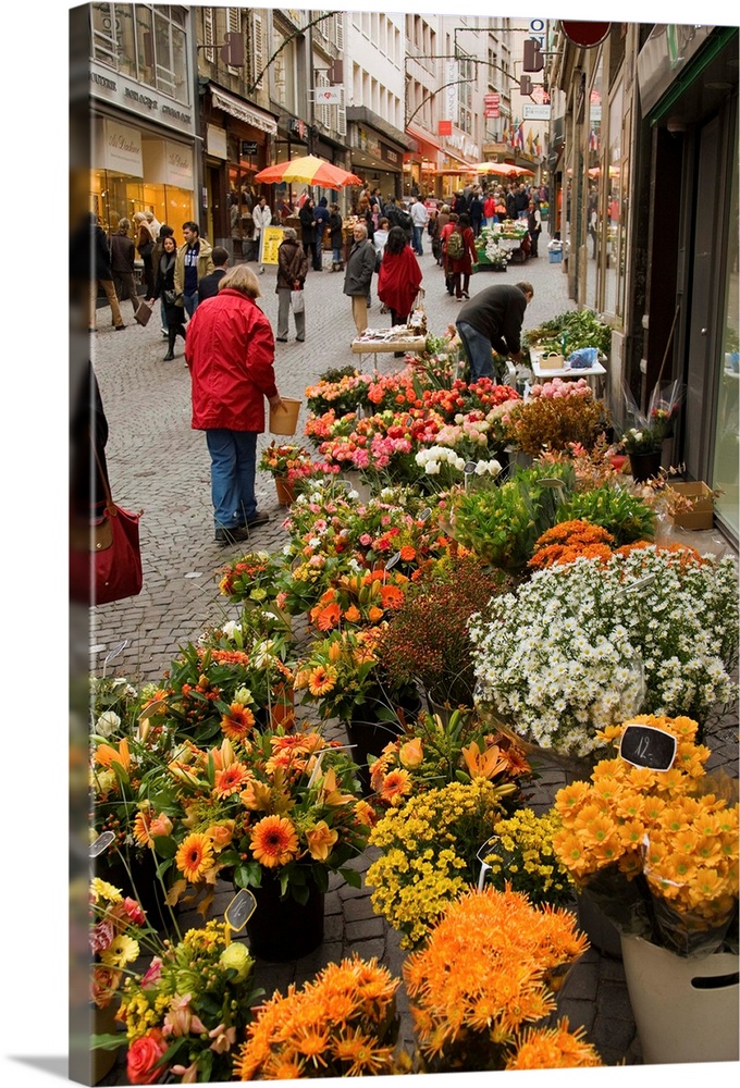 Switzerland, Vaud, Lausanne, Saturday morning food and flower market