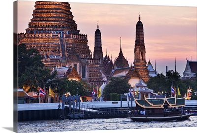 Thailand, Bangkok, Wat Arun, Temple of Dawn and the Chao Phraya river