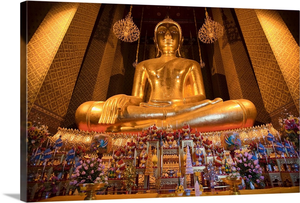 Thailand, Bangkok, Wat Kalayanamit , golden Buddha in the temple