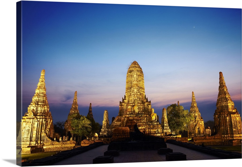 Thailand, Southeast Asia, Ayutthaya, Wat Chai Watthanaram at sunset
