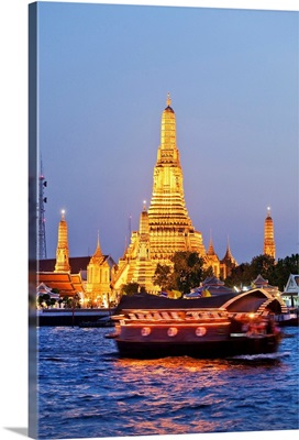 Thailand, Thailand Central, Bangkok, Wat Arun or Temple of Dawn illuminated at dusk