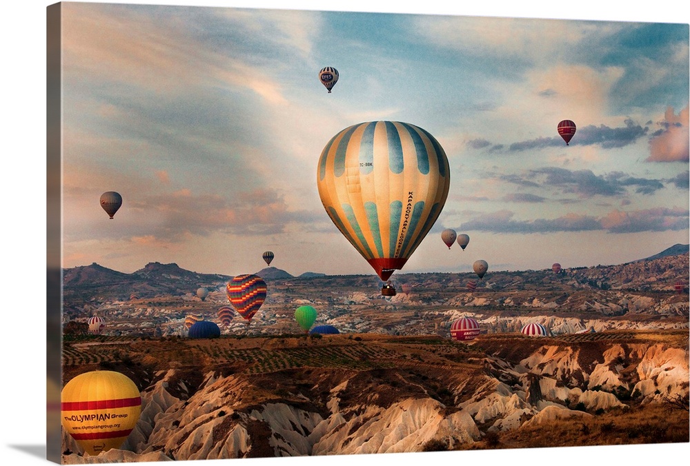 Turkey, Central Anatolia, Hot air balloon tour over Cappadocia.