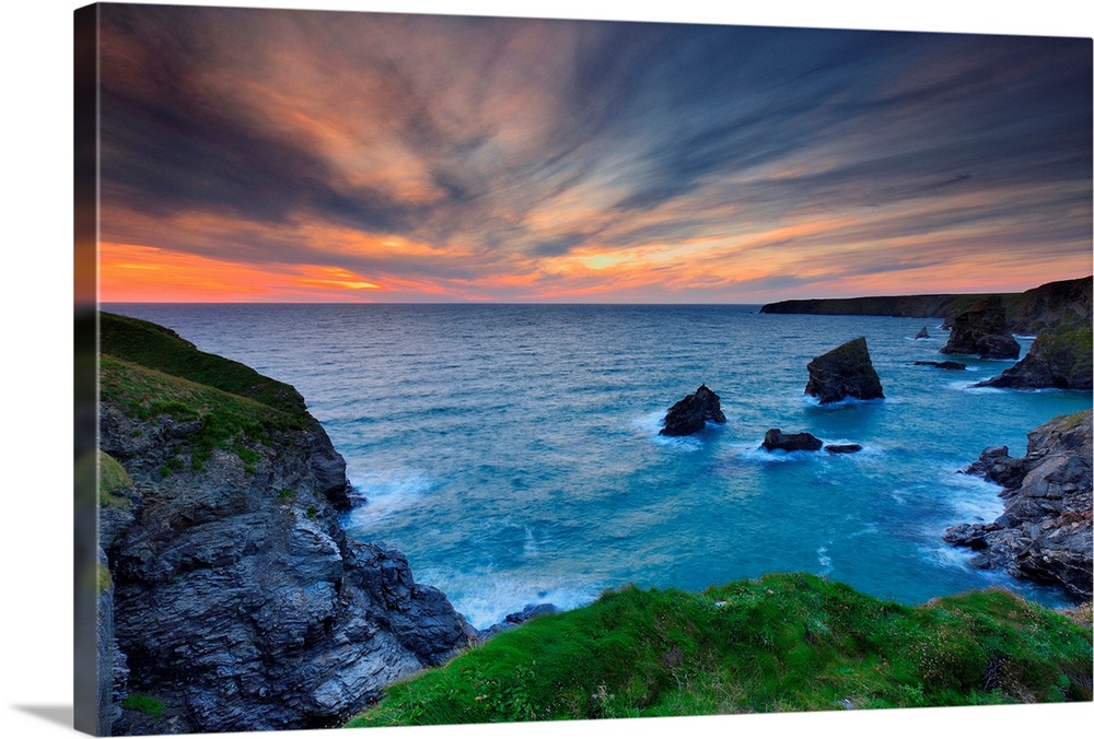UK, England, Cornwall, View of the iconic rock formations known as the Bedruthan Steps, on Cornwall's North Coast.