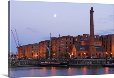 UK, England, Liverpool, Albert Dock and the chimney of Pumphouse Inn