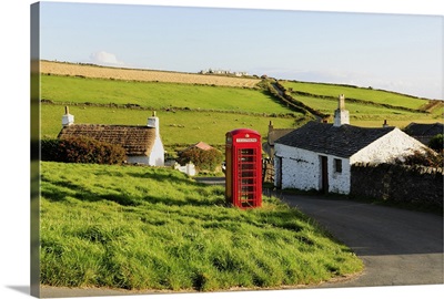 UK, Isle of Man, Great Britain, Cregneash, Telephone box and houses among the landscape