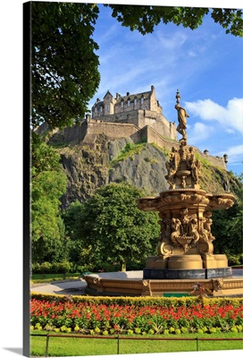 UK, Scotland, Edinburgh, Fountain and Castle