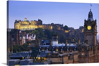 UK, Scotland, Edinburgh, Panoramic view of Royal Mile buildings and the Castle