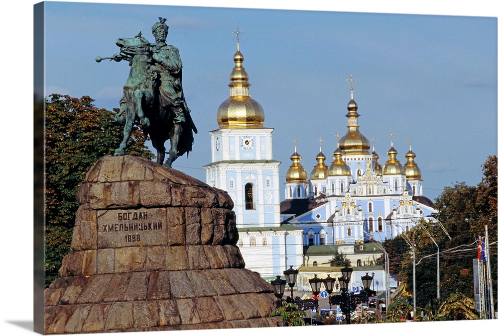 Kiev (Ucraina): il monumento a Bogdan Khmelnitsky e, sullo sfondo il monastero Mykhayliv'ky Zlatoverkhy;