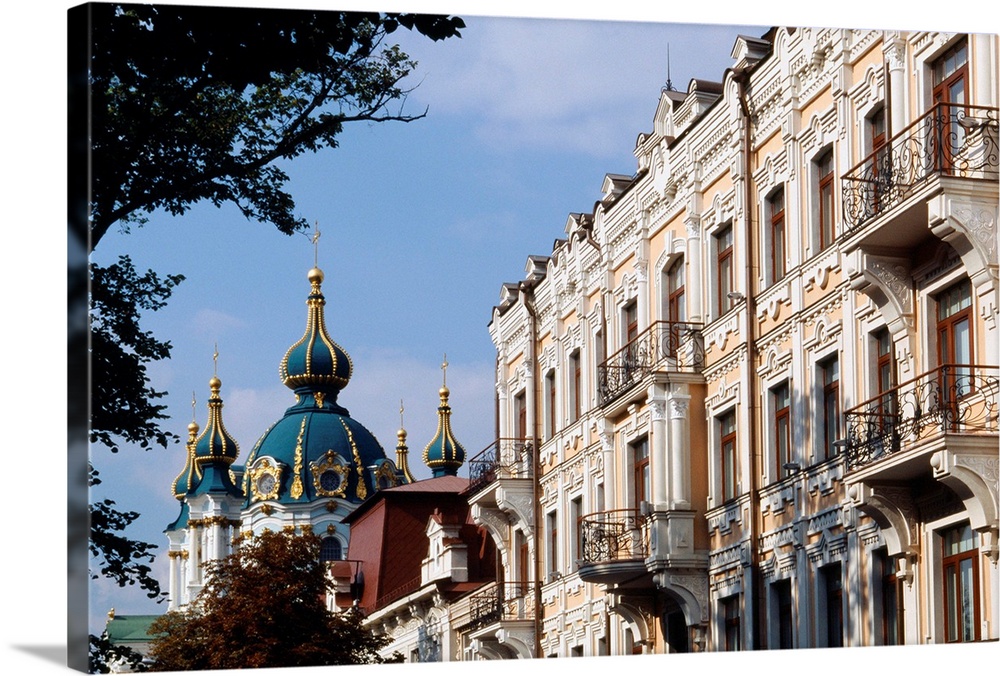 Kiev (Ucraina): la chiesa Andriivs'ka e un palazzo di Desyatynna Uzviz;