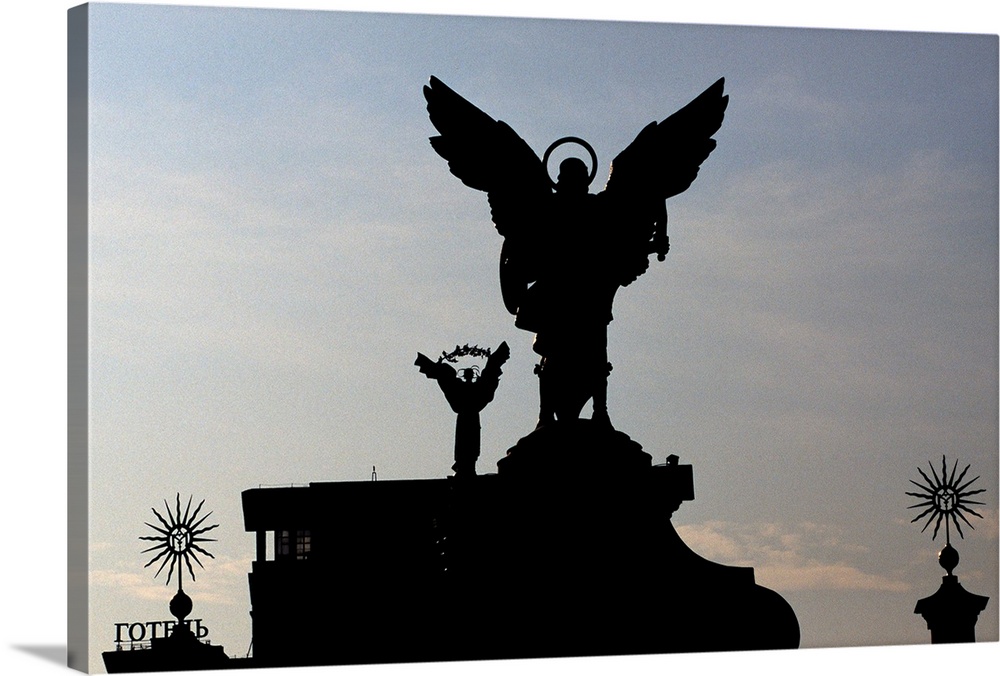 Kiev (Ucraina): Maidan Nezalezhnosti (Piazza dell'indipendenza); la statua raffigurante un angelo sulla "porta Pechersk" e...