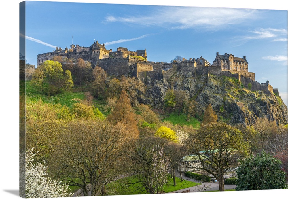 United Kingdom, Scotland, Edinburgh, Edinburgh Castle, Princes Street Gardens with castle in the background.