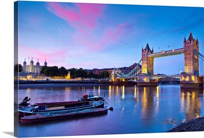 United Kingdom, UK, England, London, Tower bridge and Tower of London at night