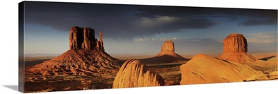 United States, Arizona, Monument Valley Tribal Park, Sunset on the Buttes