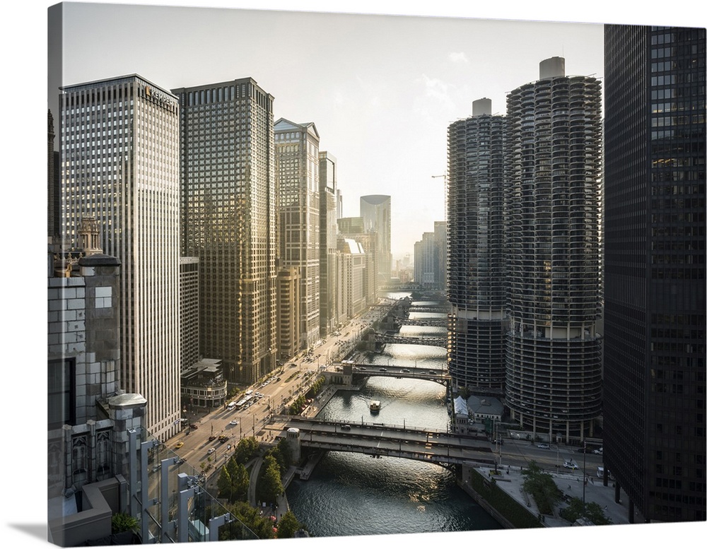 USA, Illinois, Chicago, View towards the Chicago River and Wacker Dr