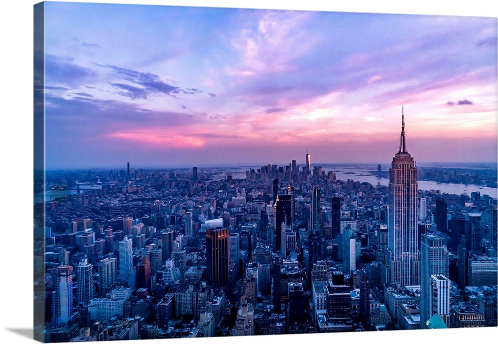 USA, New York City, Manhattan, Empire State Building, dramatic pink sky and light over Manhattan.