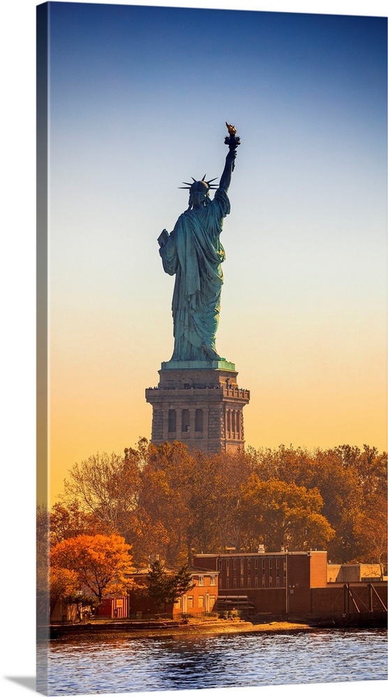USA, New York City, Manhattan, Lower Manhattan, Liberty Island, Statue of Liberty, Statue of Liberty at sunrise.
