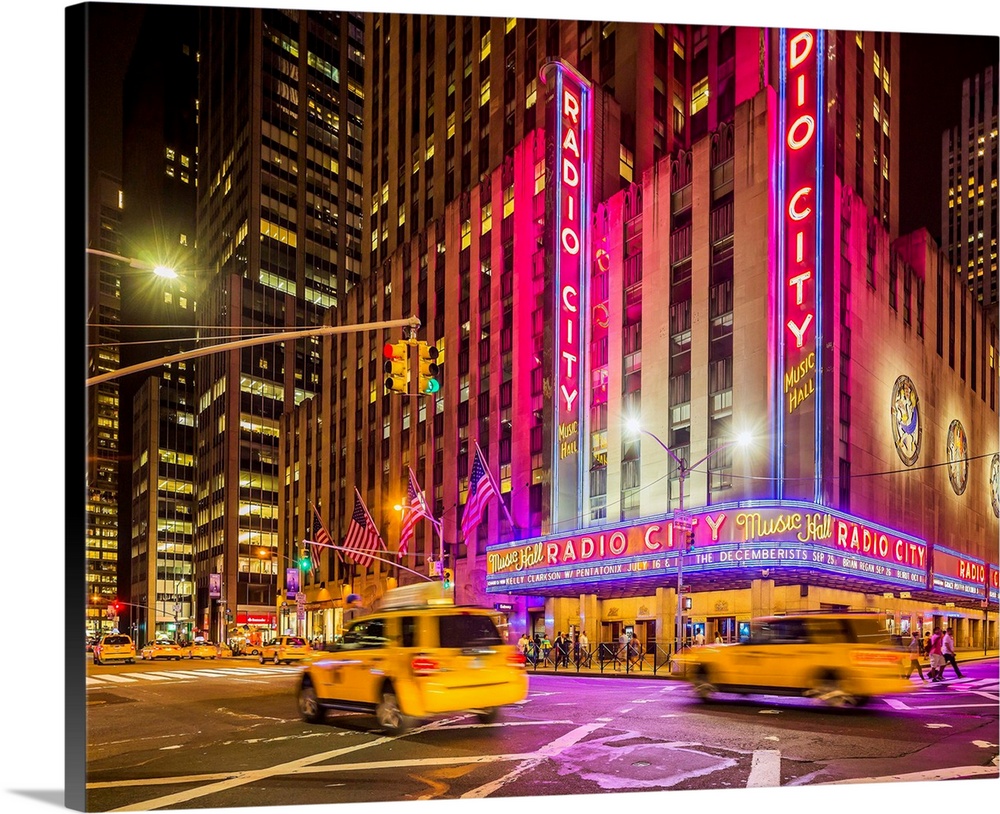 USA, New York City, Manhattan, Midtown, Rockefeller Center, Radio City Music Hall, Taxis in the Sixth Avenue (Avenue of th...